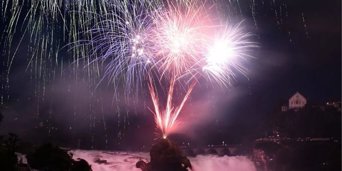 Tonnen von Feinstaub, Gehörschäden und verschreckte Tiere: Der Bund warnt vor der Kehrseite von Feuerwerk. (Rheinfall bei Schaffhausen vor dem Nationalfeiertag 2013) Feuerwerk