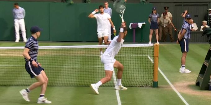 Schlägerbruch - Djokovic durchlebt Gefühls-Chaos im Wimbledon-Final