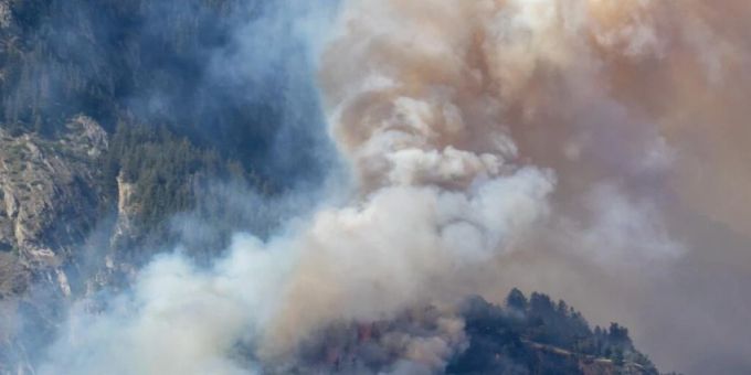 Oberhalb der Walliser Gemeinde Bitsch ist am Montagabend ein Waldbrand ausgebrochen. bitsch