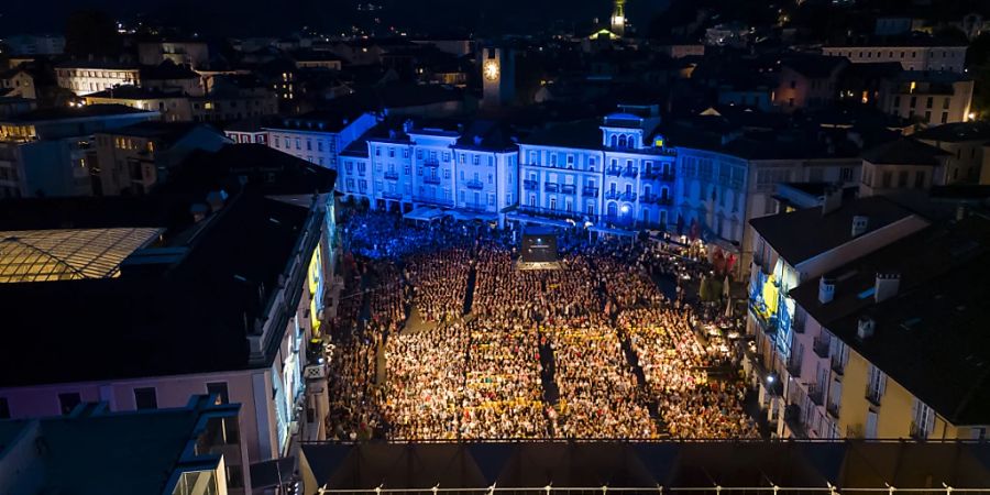 Klimaaktivisten von Renovate Switzerland haben am Montagabend eine Preisverleihung am Locarno Film Festival unterbrochen. Auf einem Video ist zu sehen, wie ein Sprecher auf der Bühne für ein stärkeres Engagement beim Klimaschutz plädierte. (Archivbild)