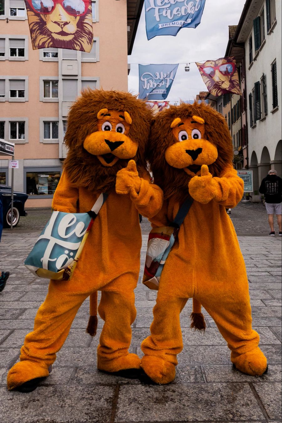 Die Maskottchen des Leuefäschts in Bremgarten.