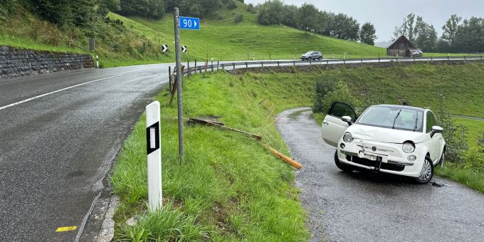 Enggenhütten AI: Bei Unfall in SOS-Kurve geschleudert. Enggenhütten AI