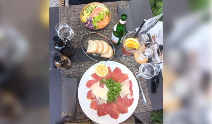 Die Vorspeisen: Ein Rinds-Carpaccio und ein gemischter Salat. Da Keli