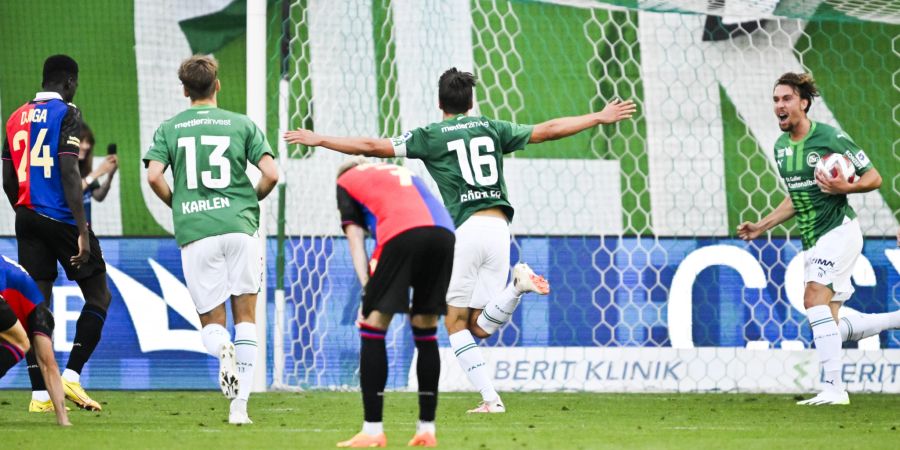 St. Gallens Lukas Görtler, (Nummer 16), bejubelt sein 2:1 im Spiel gegen Basel.