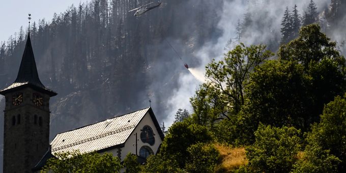 Seit dem frühen Montagabend brennt der Wald oberhalb Bitsch VS. Bis zum Samstagmorgen konnte der Brand nicht unter Kontrolle gebracht werden. (Archivbild) bitsch