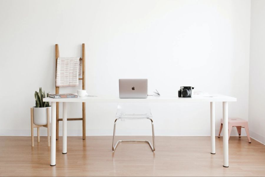 Büro, minimalistisch weiss