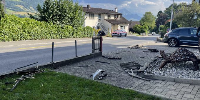 Fahrerflucht - Audi-Fahrer knallt in Zaun