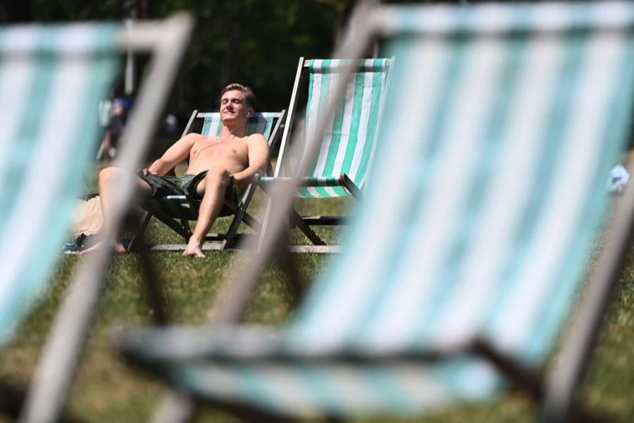 Ein Bad in der Sonne: Das sollte bei 35 Grad besser vermieden werden.