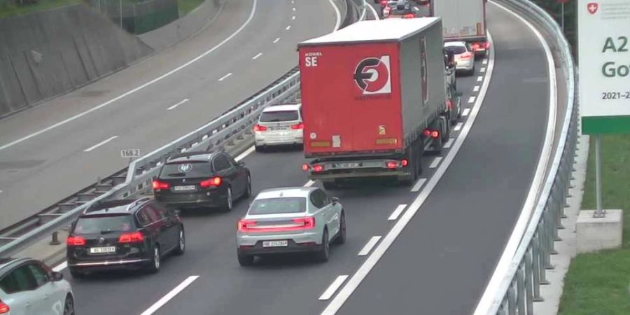 Die Autos stauten sich am Samstagmorgen vor dem Gotthard-Nordportal.