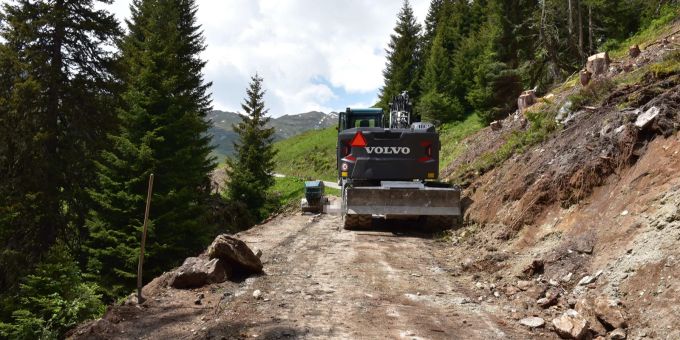 Der 26-Jährige wurde vom Bagger erfasst. Arbeiter Bagger Ruschein GR