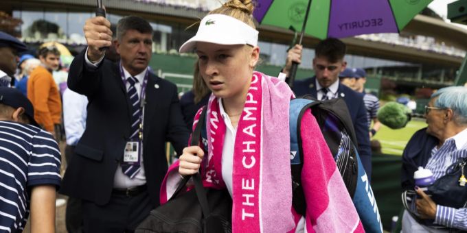 Céline Naef scheitert in Wimbledon in Runde eins. Céline Naef
