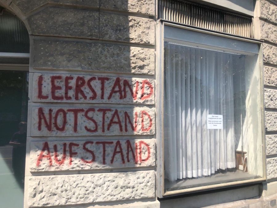 An der Zürcher Kasernenstrasse wurden Fassaden von leerstehenden Gebäuden verschmiert.