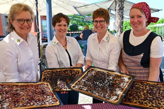 Marie-Jeanne, Regula, Regula und Andrera repräsentieren die Zuger Bäuerinnen.