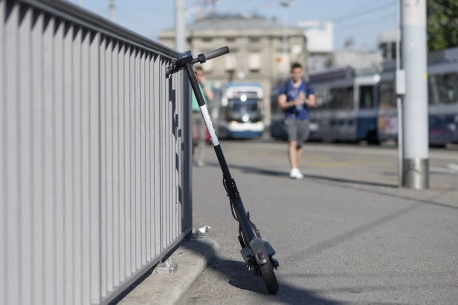 Zwei Teenager klauten an einem Bahnhof in Baden AG ein E-Trottinett. (Symbolbild)