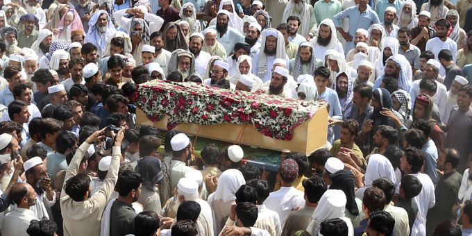 Die Anteilnahme der Menschen nach dem gestrigen Anschlag ist gross: Hunderte Angehörige und Trauernde versammeln sich um die Särge der Opfer und nehmen Abschied. Foto: Mohammad Sajjad/AP/dpa Die Anteilnahme der Menschen nach dem gestrigen Anschlag ist gross: Hunderte Angehörige und Trauernde versammeln sich um die Särge der Opfer und nehmen Abschied. Foto: Mohammad Sajjad/AP/dpa