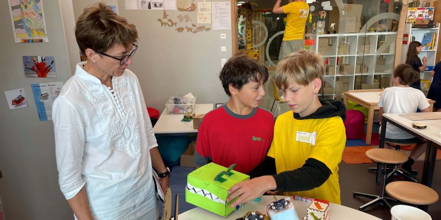 Regierungsrätin besucht innovative Schule.