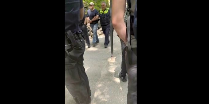 Der mutmassliche Täter bei seiner Verhaftung durch die deutsche Polizei. Neuschwanstein