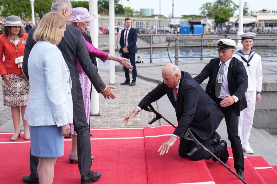Der norwegische König Harald stürzt beim Staatsbesuch in Dänemark.