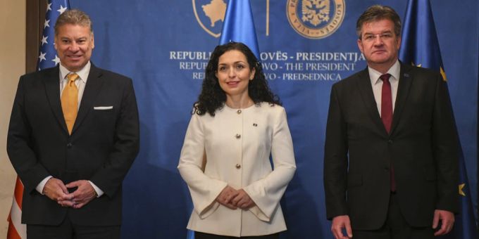 Die kosovarische Präsidentin Vjosa Osmani (m.) mit dem stellvertretenden US-Vizeaußenminister Gabriel Escobar (l.) und dem EU-Sonderbeauftragten Miroslav Lajcak in Pristina, Kosovo. Präsidentin und Politiker Kosovo