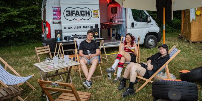 Das Team vom Radio 3-fach überträgt die Konzerte live vor Ort.