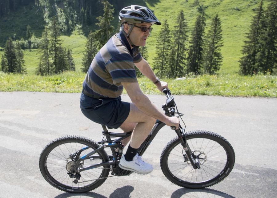 Bundesrat Guy Parmelin fährt auf einem E-Bike in Abländschen BE während der Bundesratsreise am 8. Juli 2016.