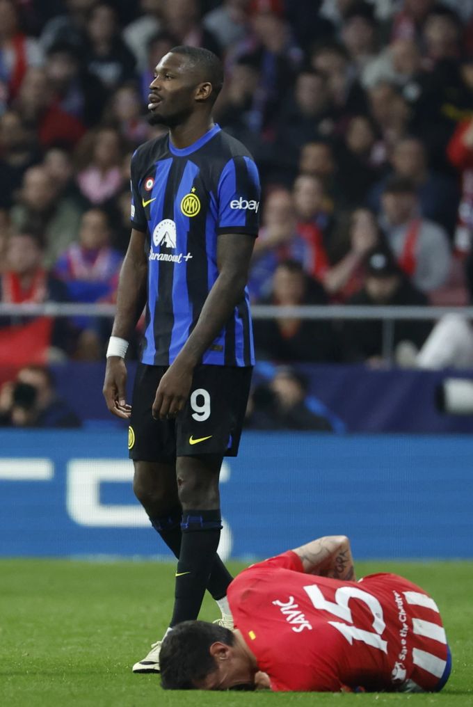 Atléticos Stefan Savic liegt am Boden, nachdem ihn Marcus Thuram im Intimbereich angefasst hat. Champions League