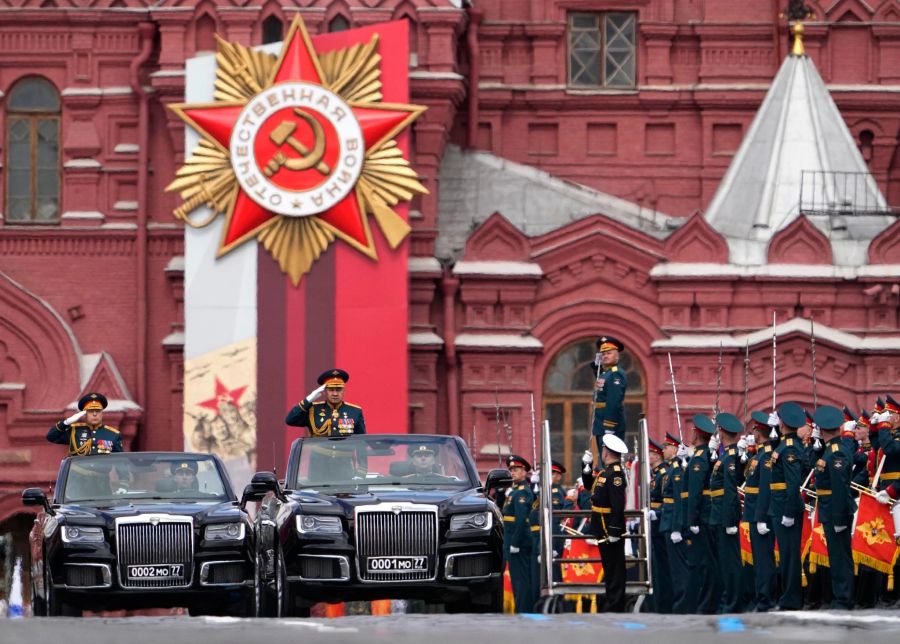 Der russische Verteidigungsminister Sergej Schoigu salutiert vor seinen Soldaten, während er bei der Militärparade über den Roten Platz in Moskau gefahren wird.