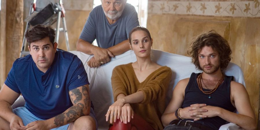 Artus (l-r) als Philippe Bartek, Gerard Jugnot als Francis Bartek, Camille Lou als Stella Bartek und Louka Meliava als Alexandre Bartek in einer Szene des Films "Meine schrecklich verwöhnte Familie".