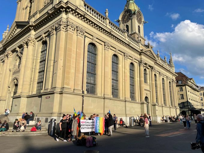 Die Gruppe versammelte sich auf dem Bahnhofsplatz in Bern. gsoa bern