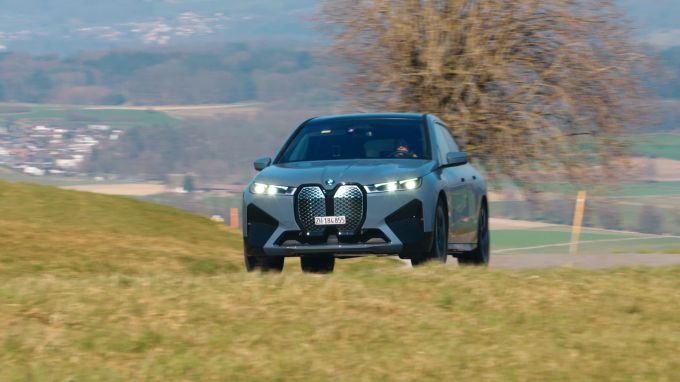 BWM iX - souverän und schnell. BNMW iX fahrend