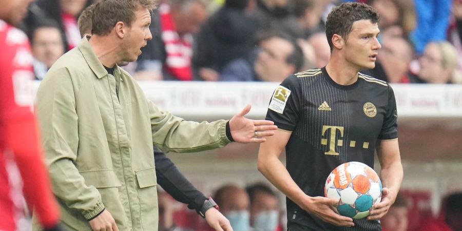 Trainer Julian Nagelsmann (l) gibt während des Spiels in Mainz Benjamin Pavard Anweisungen.