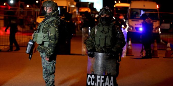 Soldaten beobachten nach Ausschreitungen in einem Gefängnis in der ecuadorianischen Stadt Latacunga im Guayas die Lage. ecaudro