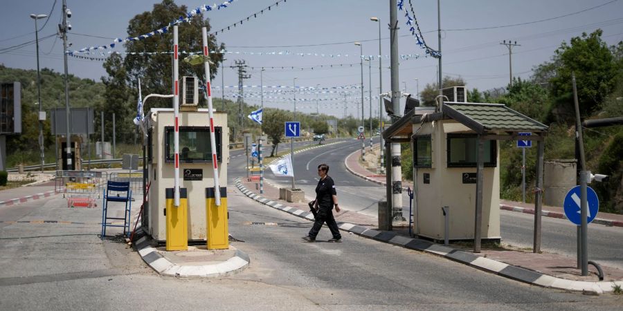 Das israelische Militär sucht nach eigenen Angaben nach zwei palästinensischen Angreifern, die einen Wachmann am Eingang einer jüdischen Siedlung im besetzten Westjordanland erschossen haben.