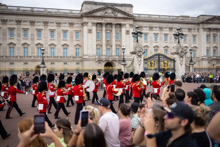 Touristen vor dem Buckingham-Palast in London.