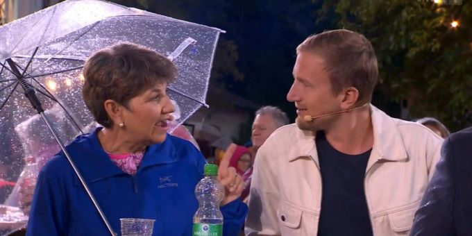 «Macht schön» - Bundesrätin Amherd disst SRF-Komiker «Büssi» im TV