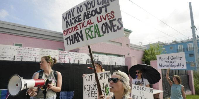 Frauenrechtlerinnen protestieren vor einer mittlerweile geschlossenen Abtreibungsklinik in Mississippi. Abtreibungen