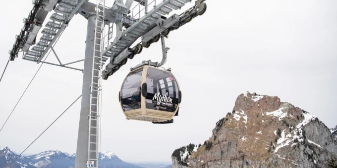 Die Seilbahnen profitieren von vielen wanderfreudigen Schweizern. Im Bild: Die Rotenflue-Bahn auf den Mythen. seilbahn wandern schweiz