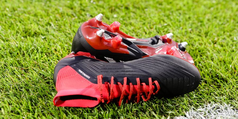 Schuhe Fussball Noppen Rasen