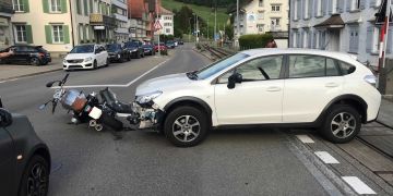 Verkehrsunfall zwischen Auto und Motorrad in Bühler
