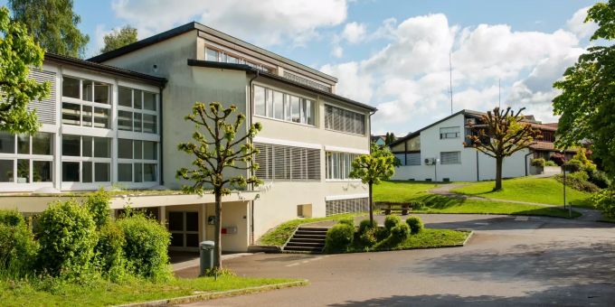 Schulhaus und Mehrzweckhalle in Arni (AG). Schulhaus und Mehrzweckhalle in Arni (AG).