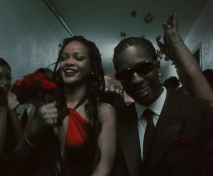 Rihanna trägt in dem Musikvideo ein wunderschönes rotes Brautkleid. Rihanna