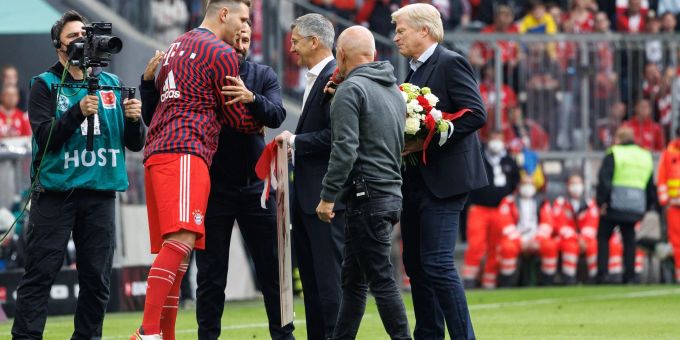 Niklas Süle vom FC Bayern München wird von der Vereinsführung verabschiedet. Niklas Süle vom FC Bayern München wird von der Vereinsführung verabschiedet.