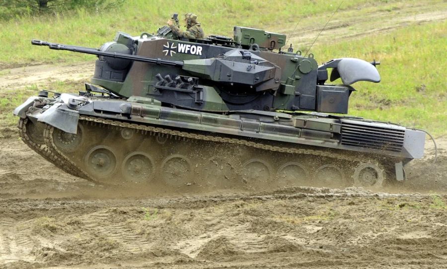 Ein Flakpanzer vom Typ Gepard fährt auf dem Truppenübungsplatz in Munster im deutschen Bundesland Niedersachsen.