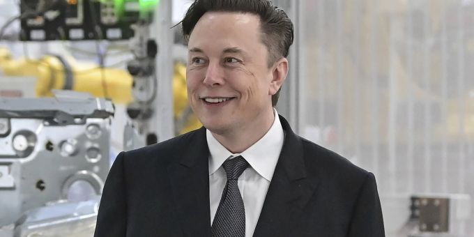 Elon Musk soll die Gattin seines Freundes verführt haben. elon musk