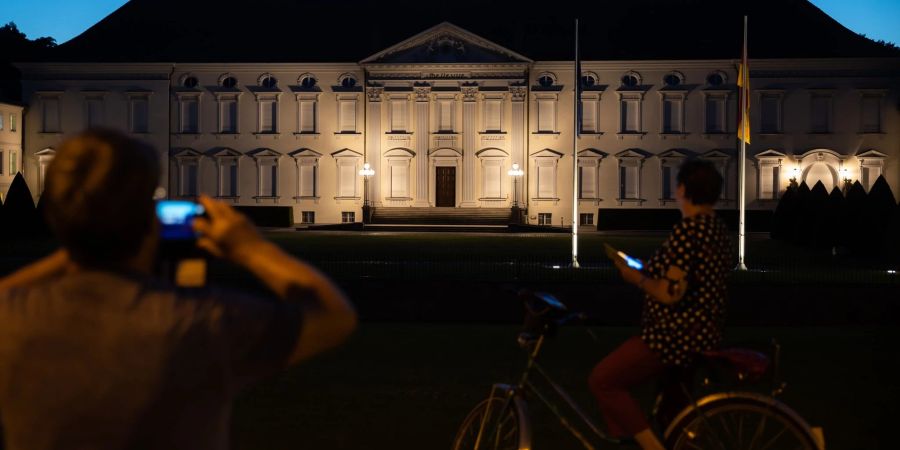 Schloss Bellevue in der Abenddämmerung - der Berliner Amtssitz des Bundespräsidenten wird nachts in der Regel nicht mehr angestrahlt, um Strom zu sparen.