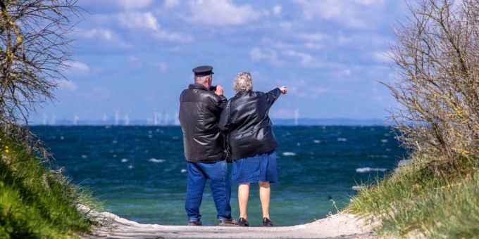 Ein Rentnerpaar steht am ansonsten menschenleeren Strand und schaut aufs Meer. Der Anteil einer jungen Bevölkerung in Deutschland ist weiter rückläufig. Ein Rentnerpaar steht am ansonsten menschenleeren Strand und schaut aufs Meer. Der Anteil einer jungen Bevölkerung in Deutschland ist weiter rückläufig.