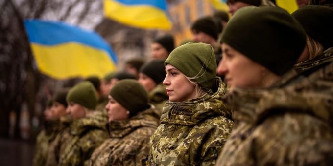 Mehr als 5000 ukrainische Soldatinnen kämpfen an der Front. ukraine krieg soldatinnen