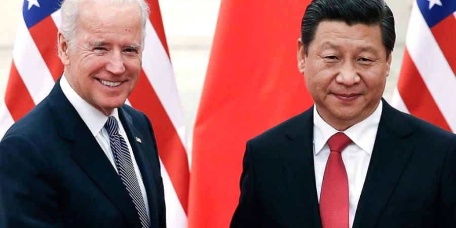 ARCHIV - Xi Jinping (r), Präsident von China, schüttelt die Hand von Joe Biden, damals Wize-Präsident der USA, in der Grossen Halle des Volkes in Peking, China, 04. Dezember 2013. Foto: Lintao Zhang/GETTY IMAGES POOL via epa/dpa