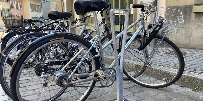 «Integriert sich dank seiner schlichten Form gut ins geschützte Stadtbild», sagt die Berner Stadtregierung zum Unesco-konformen Veloanbindepfosten. Altstadt