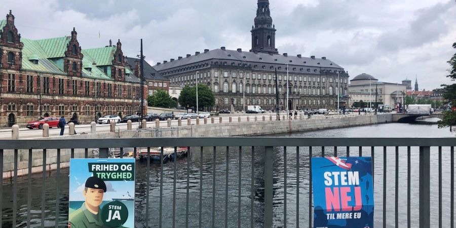 Parteien werben auf Plakaten für oder gegen die Abschaffung des dänischen EU-Verteidigungsvorbehalts.